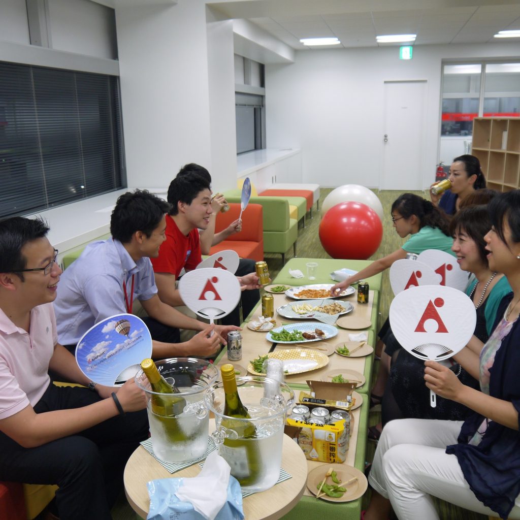 Happy Hour の様子。オフィス内にてお酒や料理をつまみながら、各自オフィス内の親睦を深めています。